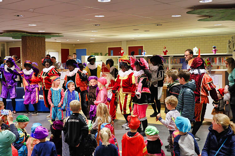 Aankomst van de Sint en zijn Zwarte Pieten in Waarder_068